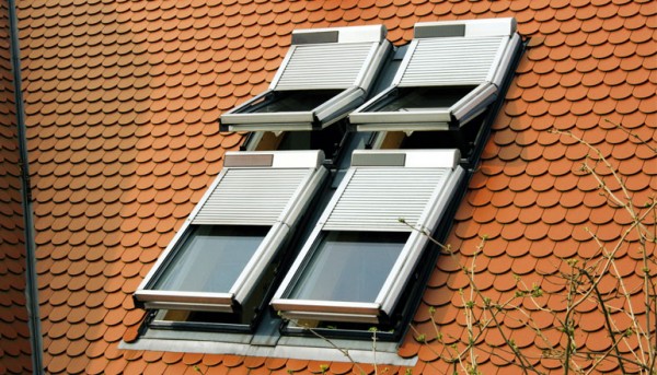 Blefa Dachfenster Rollladen mit Solarmodul und Funksteuerung